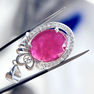 رنگ سنگ یاقوت قرمز