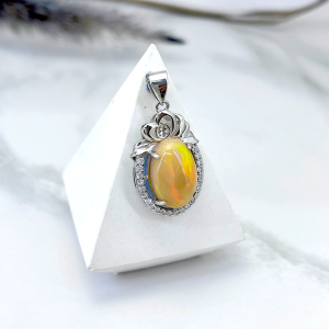 درخشندگی سنگ اوپال