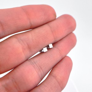 پیرسینگ نقره گوش مدل مکعب