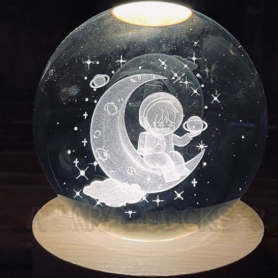 چراغ خواب گوی کریستالی طرح فضانورد و ماه سایز ۸ سانتیمتر