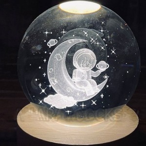 چراغ خواب گوی کریستالی طرح فضانورد و ماه سایز ۸ سانتیمتر