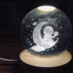 چراغ خواب گوی کریستالی طرح فضانورد و ماه سایز ۸ سانتیمتر