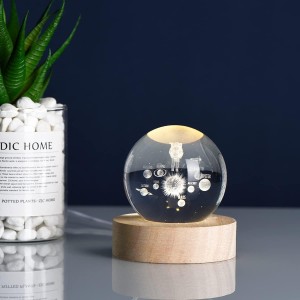 چراغ خواب گوی کریستالی طرح فضانورد و سیارات