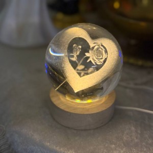 چراغ رومیزی مدل گوی کریستالی طرح قلب و گل