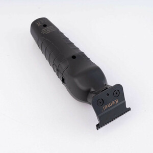 ماشین اصلاح موی صورت کیمی مدل KM-2299 با تیغه کربن استیل، باتری 1200 میلی‌آمپر ساعت، شارژ سریع 3 ساعته با USB Type-C، طراحی ارگونومیک و 3 شانه تنظیم طول مو