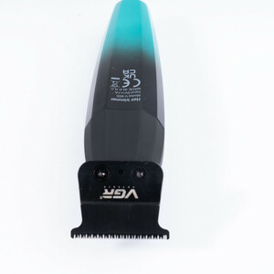 ماشین اصلاح موی سر و صورت وی جی آر مدل V-906 با تیغه سرامیکی پوشش DLC، موتور 9000 دور در دقیقه، باتری 2000 میلی‌آمپر ساعت با 240 دقیقه عمر شارژ، صفحه نمایش LED، طراحی ارگونومیک و مقاوم، قابلیت صفرزن، خط زن و حجم زن