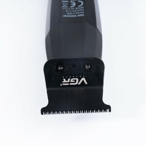 ماشین اصلاح موی سر و صورت وی جی آر مدل V-906 با تیغه سرامیکی پوشش DLC، موتور 9000 دور در دقیقه، باتری 2000 میلی‌آمپر ساعت با 240 دقیقه عمر شارژ، صفحه نمایش LED، طراحی ارگونومیک و مقاوم، قابلیت صفرزن، خط زن و حجم زن