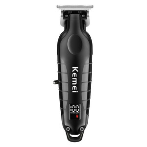 ماشین اصلاح موی سر و صورت کیمی مدل KM-2293 با تیغه کربن استیل خودتیز شونده، موتور 6000 دور در دقیقه، طراحی ارگونومیک، شانه قابل تنظیم 1 تا 3 میلی‌متر و باتری 1200 میلی‌آمپر ساعت با شارژ و عملکرد 180 دقیقه‌ای