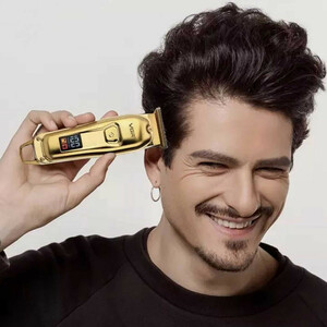 ماشین اصلاح موی سر و صورت وی جی آر مدل V-965 با تیغه استیل ضد زنگ، قابلیت اصلاح با شماره صفر، تنظیم سرعت، شانه قابل تنظیم و باتری 600 میلی‌آمپر ساعت با شارژ USB و طراحی ارگونومیک و مقاوم در برابر لغزش