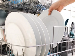 درست است که ماشین ظرفشویی زندگیتان را راحت‌تر کرده اما باید به ظروفی که نباید در ماشین ظرفشویی گذاشت دقت کنید. با خواندن نکات زیر به اشتباهات رایج در مورد استفاده از ماشین ظرفشویی پی می‌برید و دیگر لازم نیست غصه خراب شدن هیچ یک از ظرف‌هایتان را بخورید.