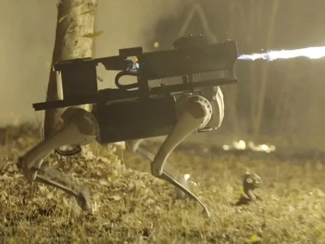 این سگ رباتیک به شعله‌افکن قدرتمند مجهز شده است