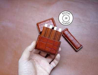 کیف سیگار چرم طبیعی ظرفیت چهار نخ طرح دار به همراه فندک
