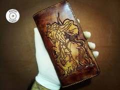 کیف چرم حکاکی شده با دست طرح شوالیه