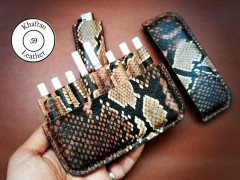 کیف سیگار چرم طبیعی ظرفیت هشت نخ به همراه فندک طرح پوست مار