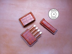 کیف سیگار چرم طبیعی ظرفیت چهار نخ طرح دار به همراه فندک