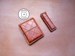 کیف سیگار چرم طبیعی ظرفیت چهار نخ طرح دار به همراه فندک