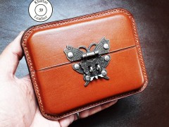 کیف سیگار ظرفیت هشت نخ دارای قفل پروانه ای