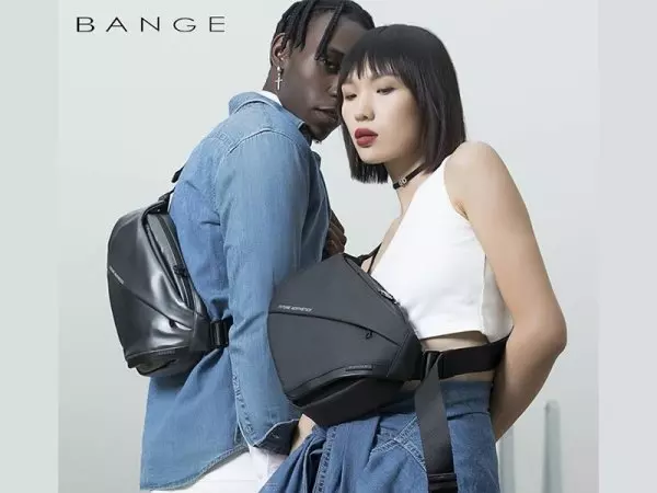 کیف قفسه سینه ضد سرقت بنج مدل BG-7502 یک کیف تک‌بند با طراحی شیک و کاربردی است که برای حمل تبلت‌ها و آیپدهای تا 8 اینچ مناسب می‌باشد. این کیف با ابعاد 35×18×5 سانتی‌متر و وزن 540 گرم، فضای کافی برای لوازم ضروری روزمره مانند گوشی همراه، پاوربانک، هندزفری و