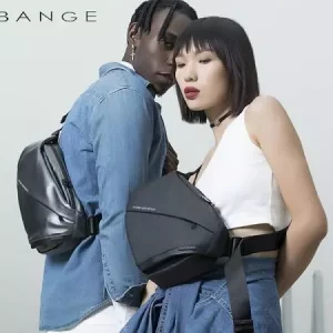 کیف قفسه سینه ضد سرقت بنج مدل BG-7502 یک کیف تک‌بند با طراحی شیک و کاربردی است که برای حمل تبلت‌ها و آیپدهای تا 8 اینچ مناسب می‌باشد. این کیف با ابعاد 35×18×5 سانتی‌متر و وزن 540 گرم، فضای کافی برای لوازم ضروری روزمره مانند گوشی همراه، پاوربانک، هندزفری و