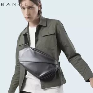 کیف قفسه سینه ضد سرقت بنج مدل BG-7502 یک کیف تک‌بند با طراحی شیک و کاربردی است که برای حمل تبلت‌ها و آیپدهای تا 8 اینچ مناسب می‌باشد. این کیف با ابعاد 35×18×5 سانتی‌متر و وزن 540 گرم، فضای کافی برای لوازم ضروری روزمره مانند گوشی همراه، پاوربانک، هندزفری و