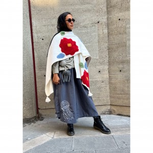 پانچو گل قرمز