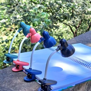 چراغ مطالعه ال ای دی LED گیره دار برای شبهای کتابخوانی