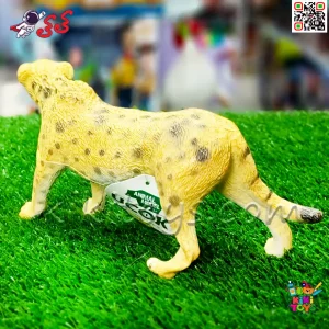 بدنه با جزئیات برجسته و رنگ‌آمیزی طبیعی، نمایش‌دهنده خال‌ها و فرم خاص بدن یوزپلنگ