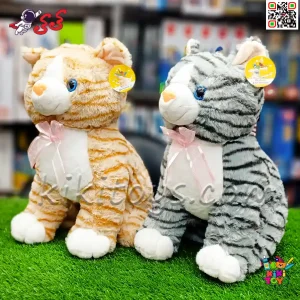 نمای نزدیک عروسک گربه پولیشی نرم و لطیف گربه با چشم‌های آبی و پاپیون صورتی