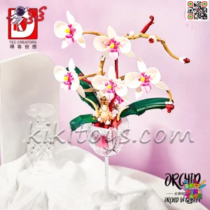 گل‌های ظریف ارکیده با چیدمانی زیبا در یک جام شیک، مناسب دکور منزل یا محل کار