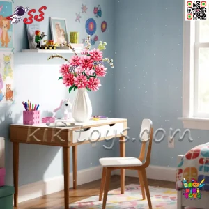 دسته‌گل ساخته‌شده با لگو روی میز کار، قفسه یا کتابخانه