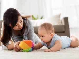 بررسی مراحل رشد اجتماعی و جسمی نوزاد شش ماهه؛ والدین چه انتظاری داشته باشند؟