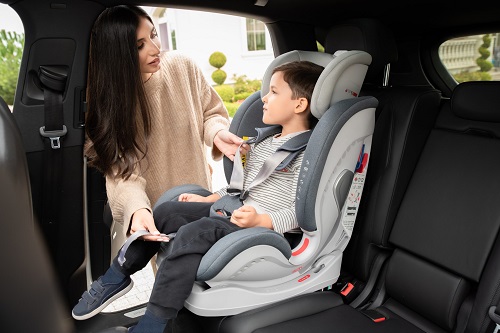 صندلی ماشین رو به جلو، برای کودکان نوپا مناسب است.