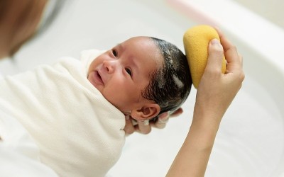 چگونه نوزاد را برای اولین بار حمام کنیم؟
