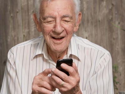 راهنمای خرید گوشی دکمه‌ای برای سالمندان