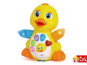 جوجه اردک زیبای اسباب بازی بال های خود را تکان میدهد