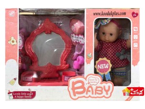 عروسک طرح نوزاد کچل با لباس توپی قرمز به همراه وسایل مدل 1-7130