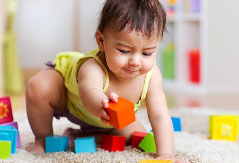 لگو و بازی های ساختنی نقش بسیاری در یادگیری و تقویت ذهنی کودک یک ساله دارن