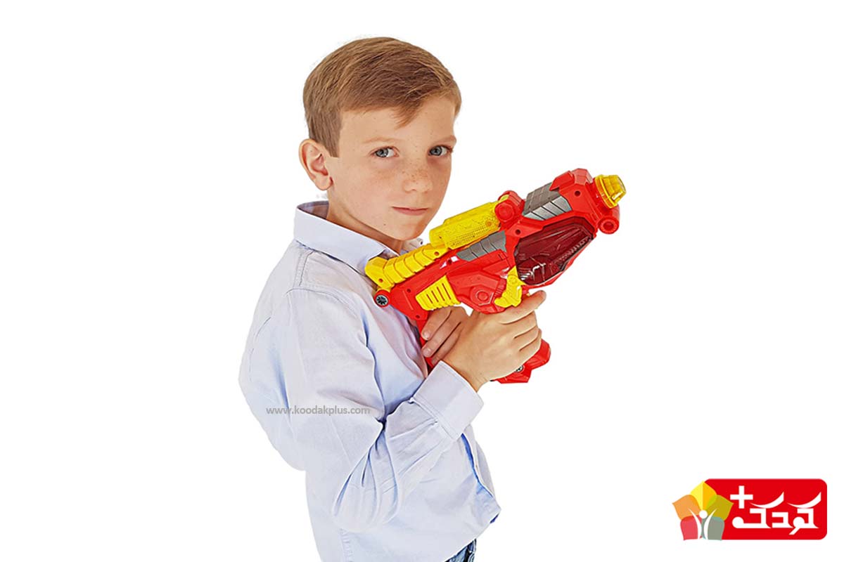 پسربچه ای یک تفنگ اسباب بازی به دست دارد