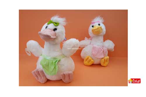 رنگ عروسک خزی اردک پاپیونی که دو طرح دارد همواره ثابت می ماند
