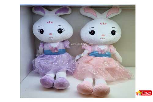 عروسک خزی خرگوش لباس پروانه‌ای دو طرح دارد و قابل شست‌شو می باشد.