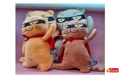 عروسک پولیشی گربه شنل دار ضد حساسیت و قابل شست شو می باشد که دو رنگ دارد