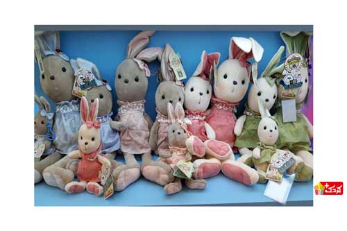 عروسک خزی خرگوش پاپیونی لباس دار در طرح‌های متنوع موجود است