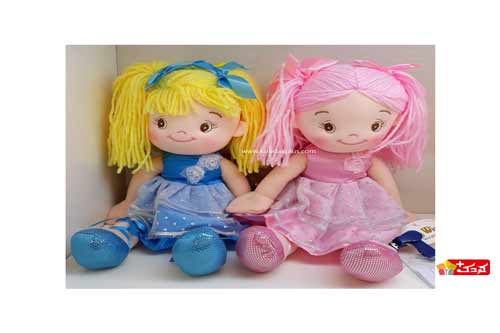 عروسک خزی دختر مو بلند نشسته دو رنگ دارد و ضد حساسیت می باشد