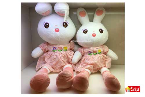 عروسک پولیشی خرگوش لباس چهار خونه دو سایز دارد که آنتی آلرژی می باشد