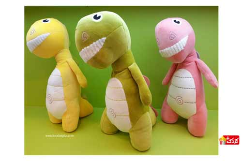 عروسک خزی دایناسور خندان سه رنگ دارد که قابل شست شو می باشد