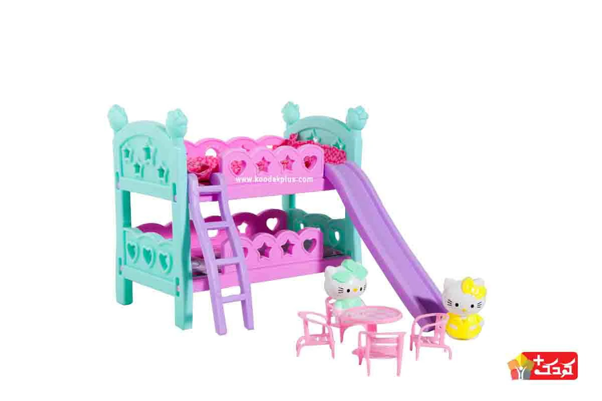  اسباب بازی ست میز و صندلی و تخت کیتی؛ را می توان برای تزئین اتاق کودک نیز استفاده کرد و آن را با دیگر اسباب بازی های دخترانه ست کرد.