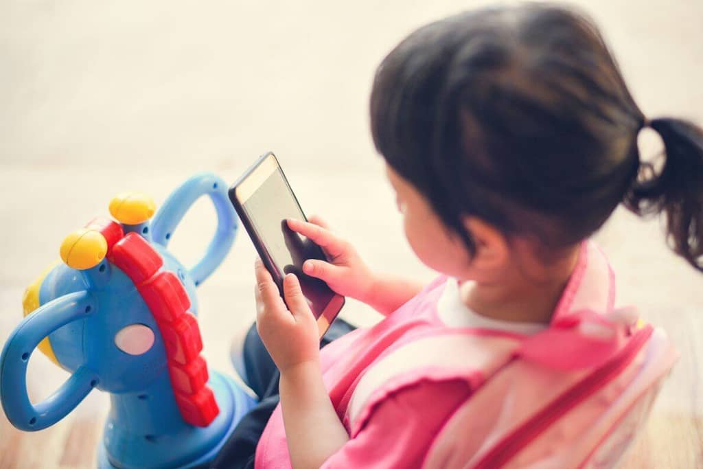  گوشی تلفن و تبلت هوشمند اسباب بازی باعث می شود کودک از نمونه های واقعی دورتر بماند
