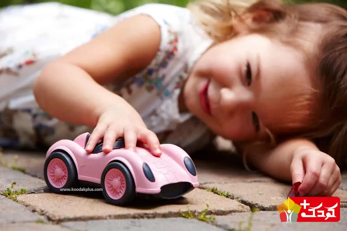 بچه ها لذت زیادی از ماشین بازی می برند
