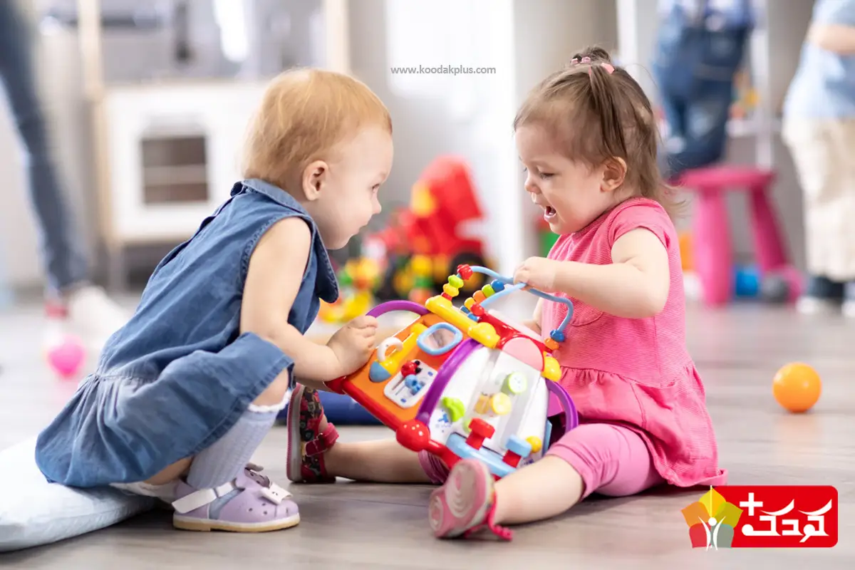 دو کودک خردسال یک اسباب بازی را در دست دارند
