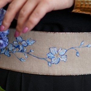 کمربند گلهای آبی